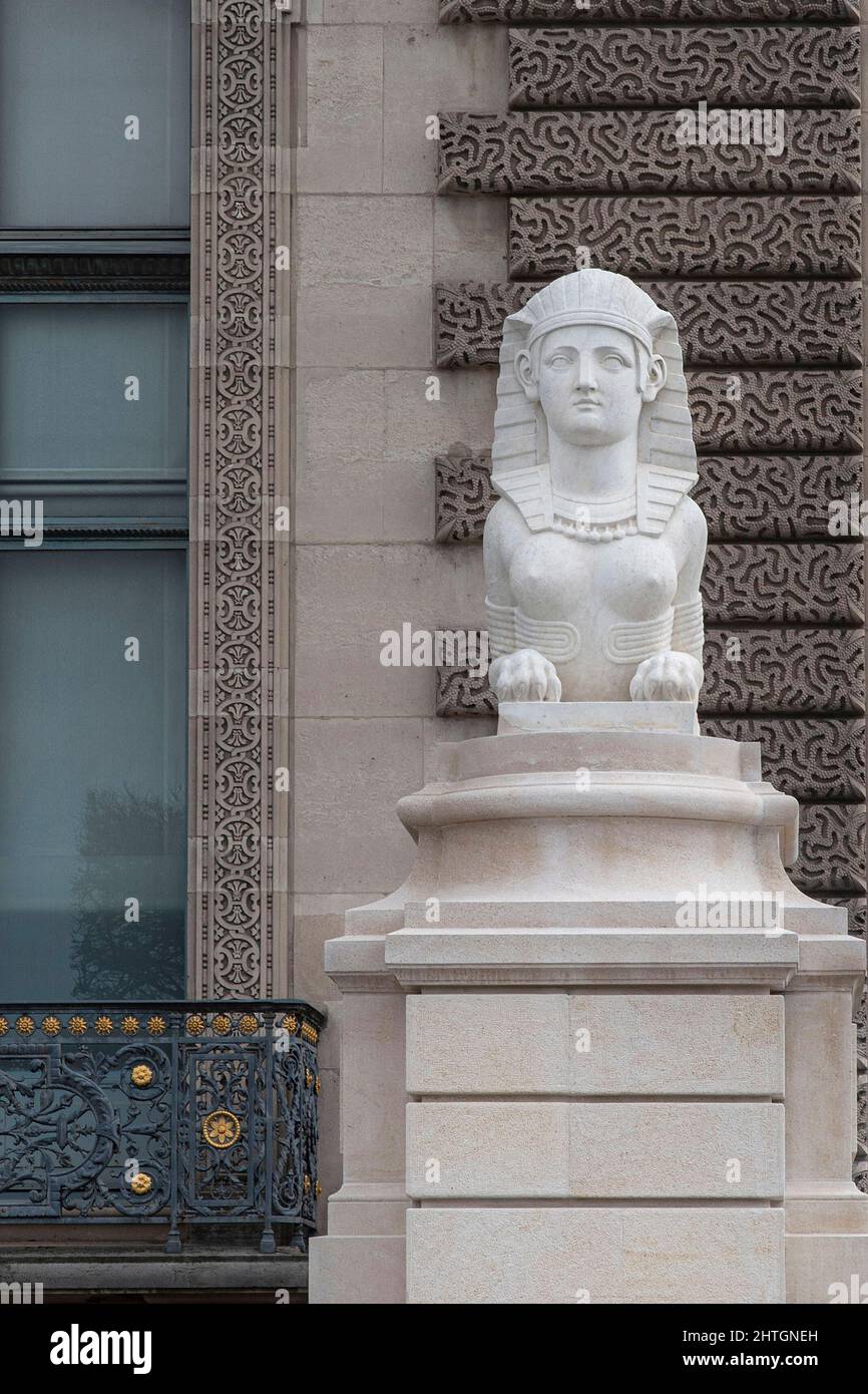 Statue blanche d'un sphinx égyptien devant le Louvre à Paris Banque D'Images