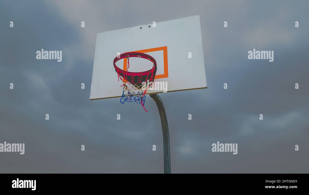 Ciel spectaculaire au-dessus du panier de basket-ball Banque D'Images