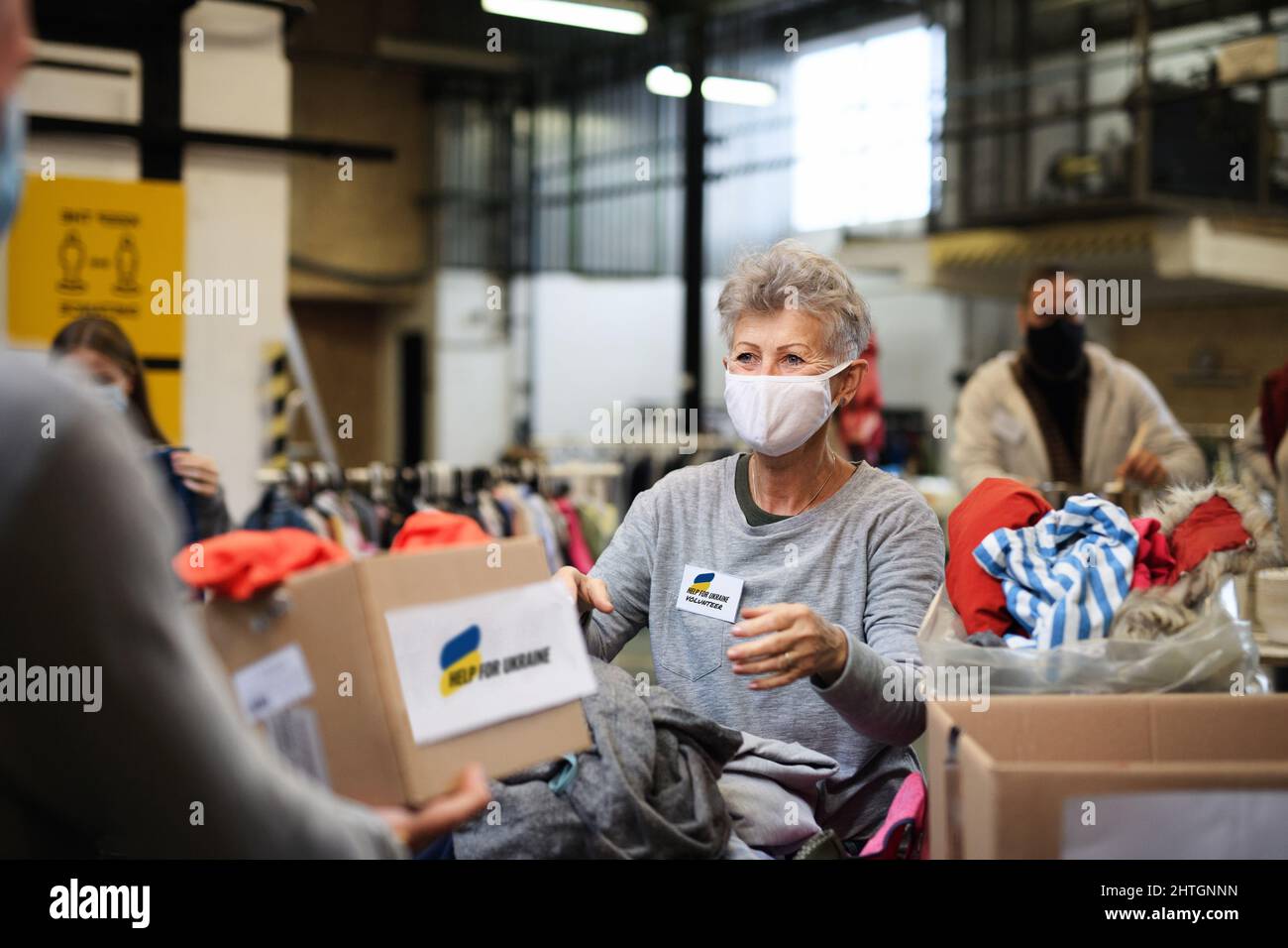 Volontaires collectant des dons pour les besoins des migrants ukrainiens, concept d'aide humanitaire. Banque D'Images