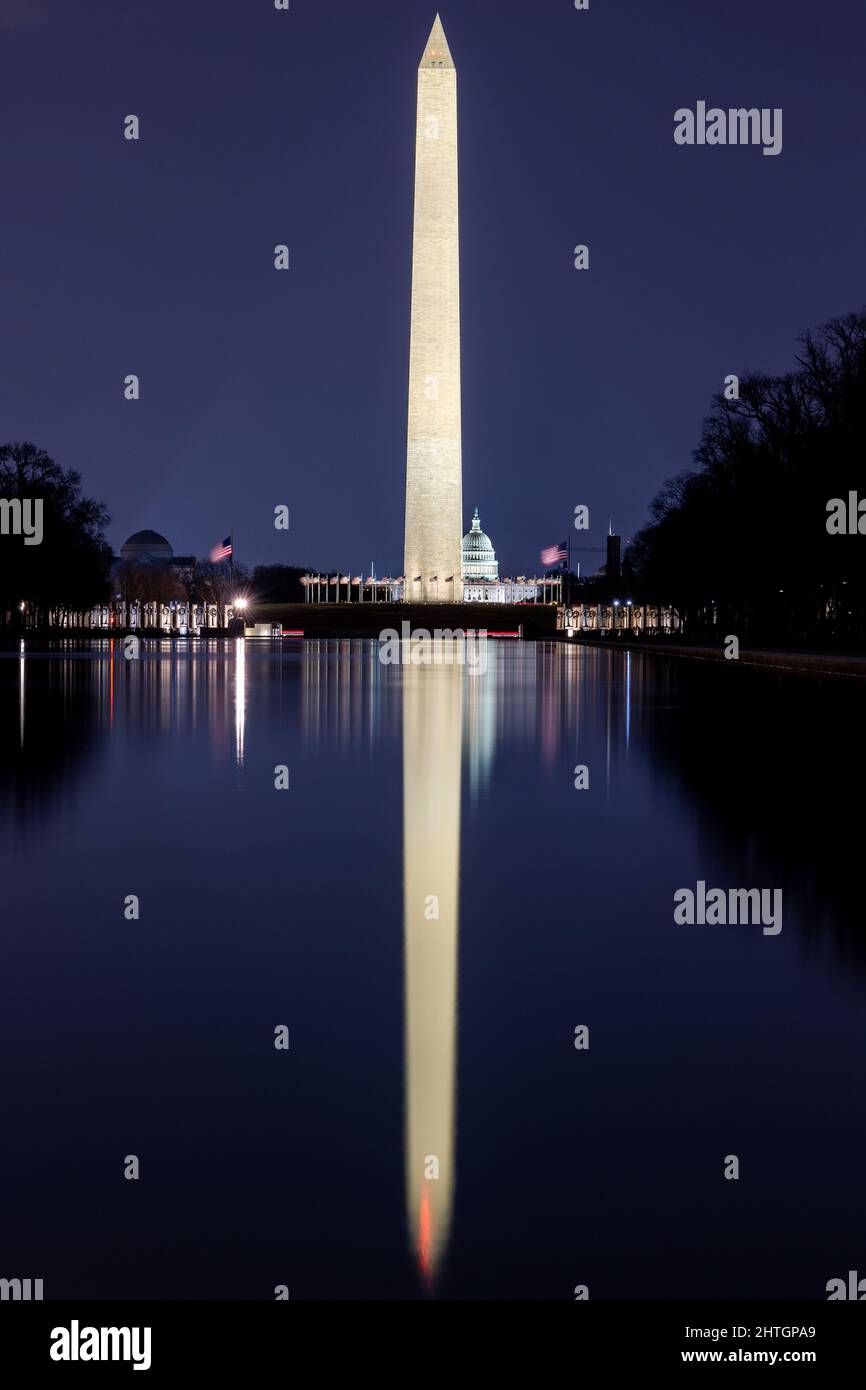 Le Washington Monument de l'autre côté de la piscine à réflexion de Washington, DC la nuit. Banque D'Images