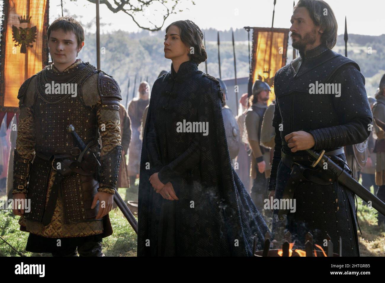 VIKINGS: VALHALLA, de gauche à droite: Louis Davison, Laura Berlin, David Oakes, (saison 1, ep. 104, diffusée le 25 février 2022). Photo : Bernard Walsh /©Netflix / Courtesy Everett Collection Banque D'Images