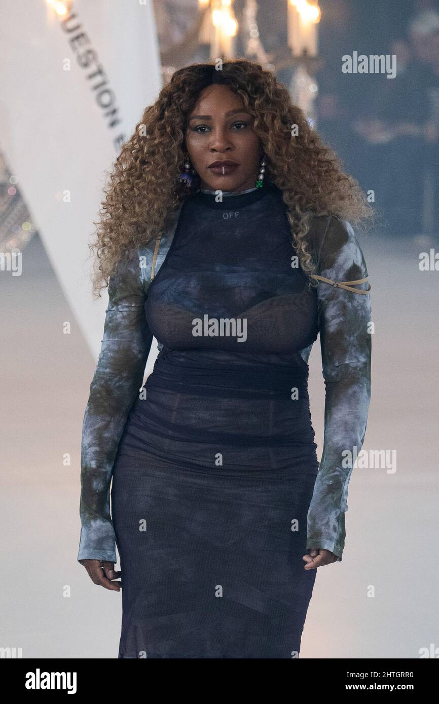 Paris, France. 28th févr. 2022. Serena Williams marche sur la piste au Off White Fashion Show pendant l'automne hiver 2022 Collections Fashion Show à Paris Fashion week à Paris, France le 28