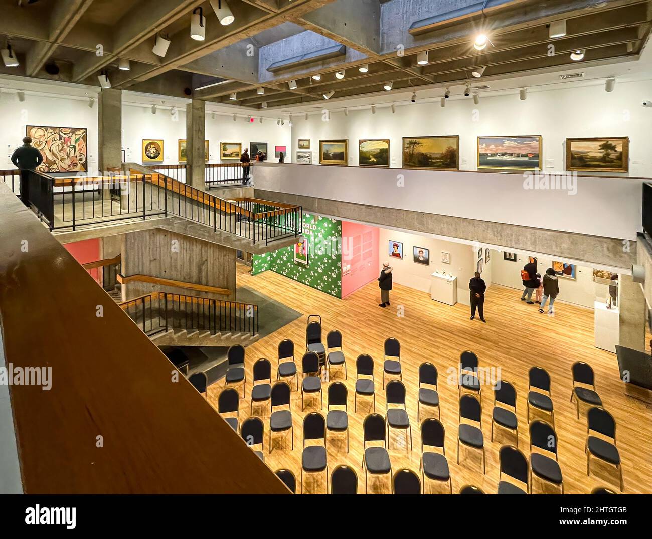 Yonkers, NY - USA - 27 févr. 2022 l'intérieur a viié la galerie au Musée de l'Hudson River, un musée d'art, ainsi qu'il a des expositions sur l'histoire, la science Banque D'Images