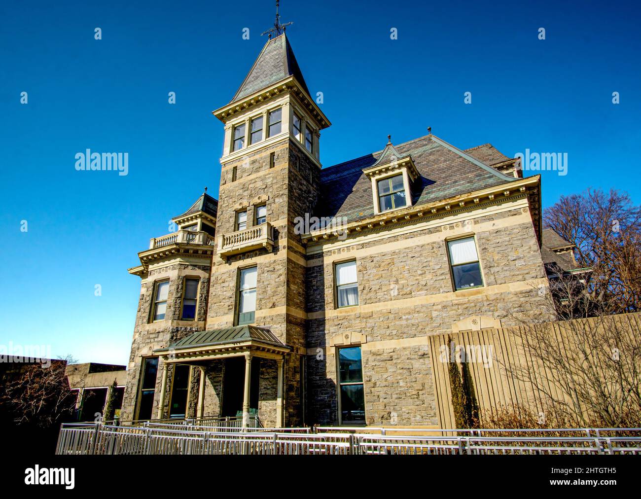 Yonkers, NY - USA - 27 févr. 2022 vue de trois quarts de la demeure Glenview du musée de l'Hudson River, un musée d'art, ainsi que des expositions sur le Banque D'Images