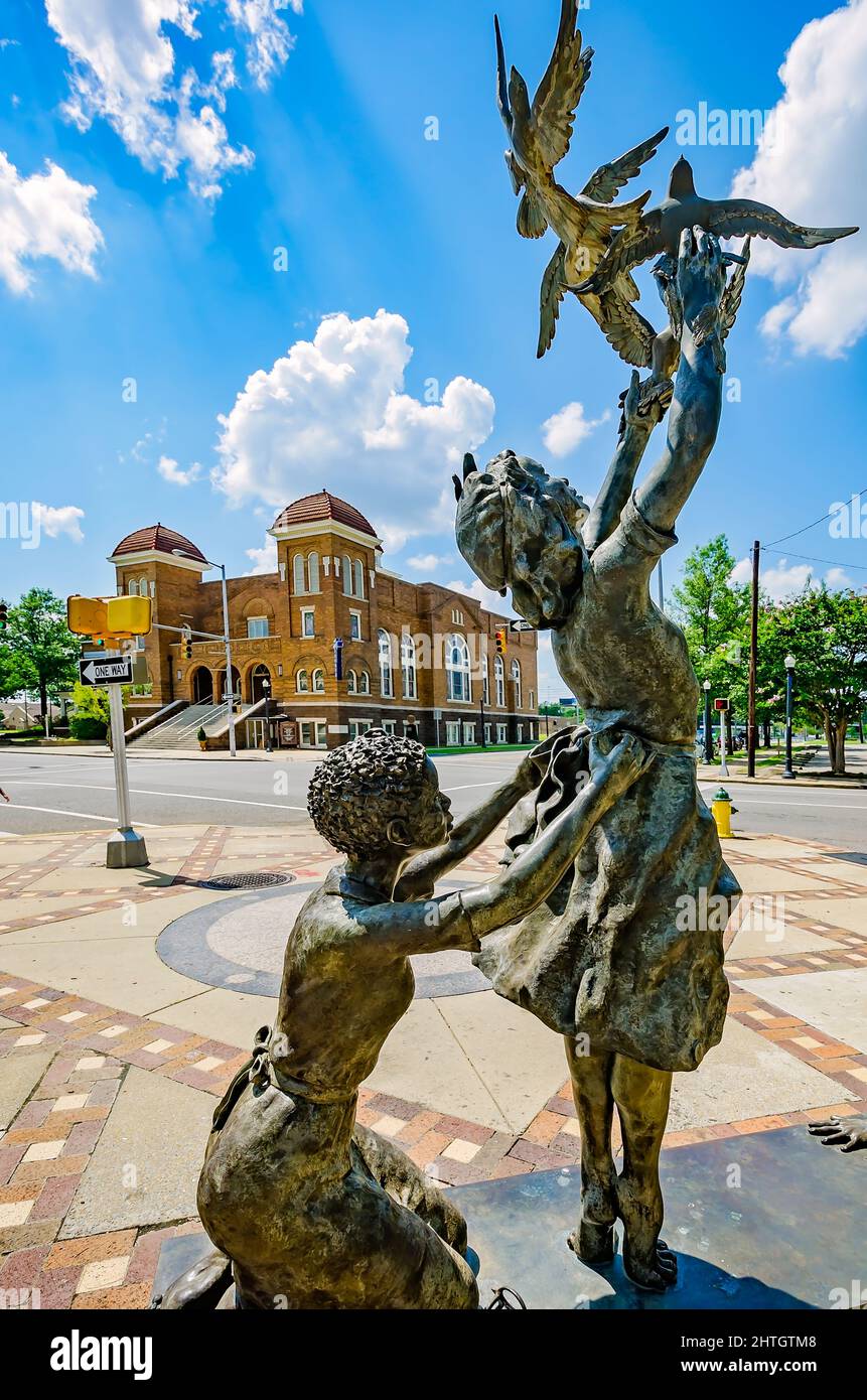 Une statue d'une fille la libération de colombes se trouve au coin de Kelly Ingram Park, près de 16e St. église Baptiste, le 12 juillet 2015, à Birmingham, Alabama. Banque D'Images