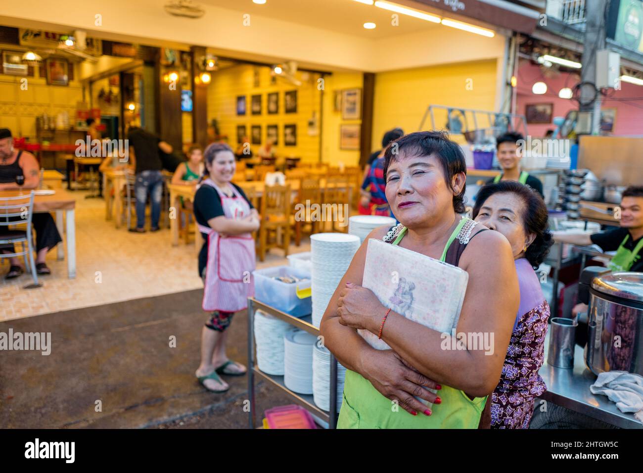 Scène urbaine du célèbre marché nocturne de Hua Hin. Hua Hin est l'une des destinations de voyage les plus populaires en Thaïlande. Banque D'Images