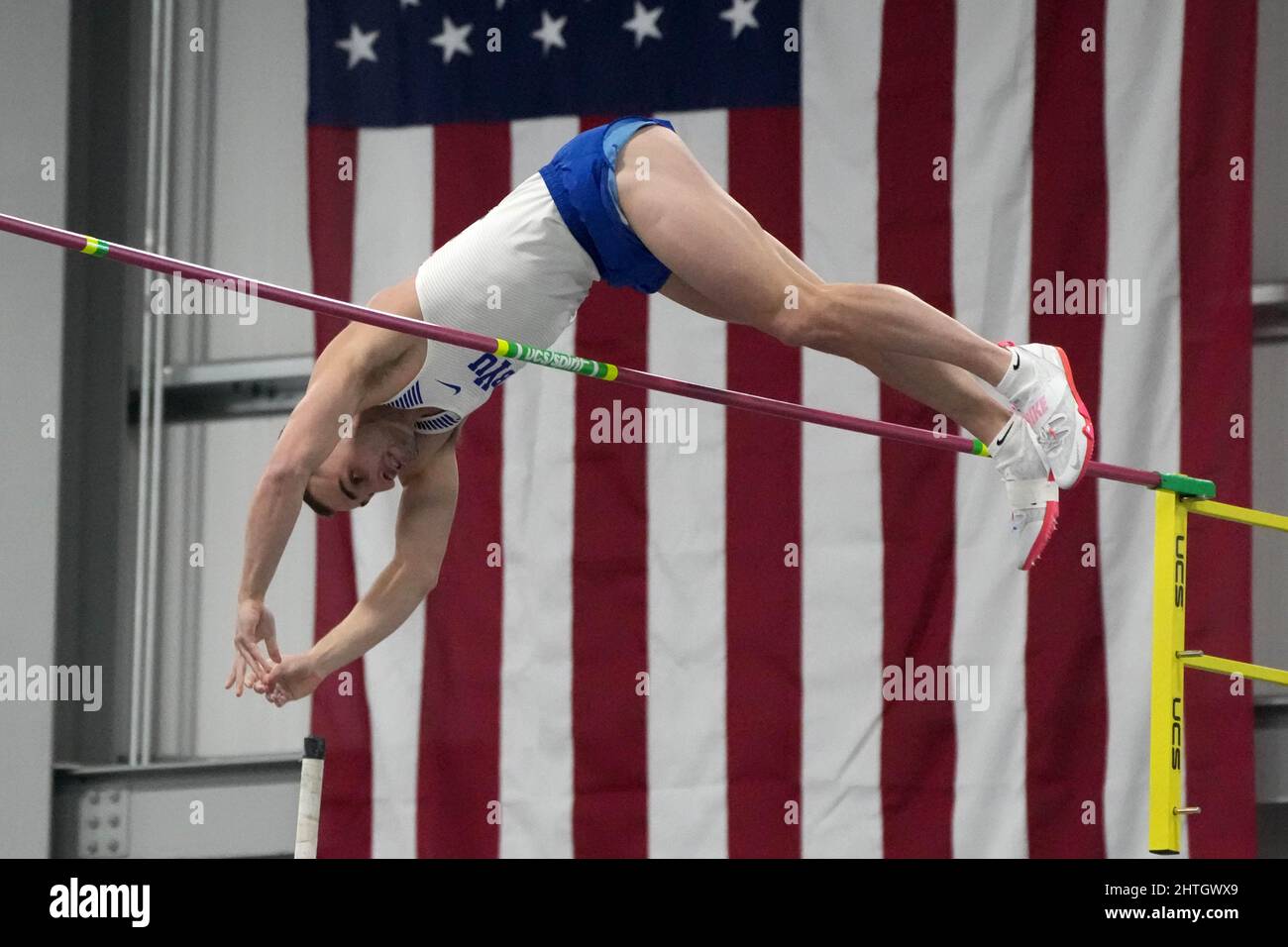 Zach McWhorter de BYU place troisième dans la voûte de poteau à 19-0 3/4 (5,81m) pendant les Championnats d'intérieur des États-Unis au Podium, samedi, 26 février 2022, i Banque D'Images