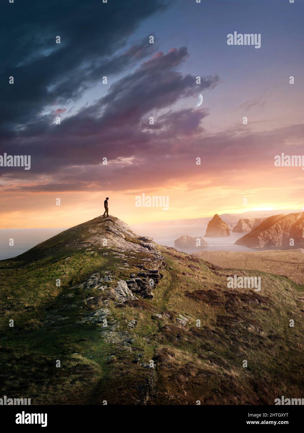 Un homme en randonnée pour atteindre le sommet d'une montagne au coucher du soleil le long de la côte britannique. Photo composite. Banque D'Images