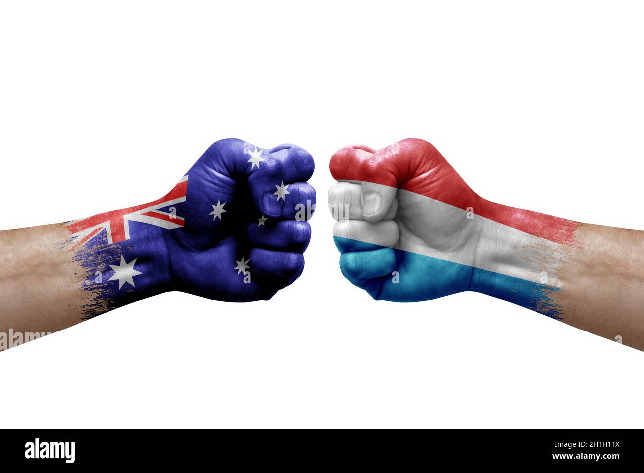 Deux mains poinçonner l'une à l'autre sur fond blanc. Drapeaux de pays peint les poings, conflit de crise concept entre l'australie et le luxembourg Banque D'Images