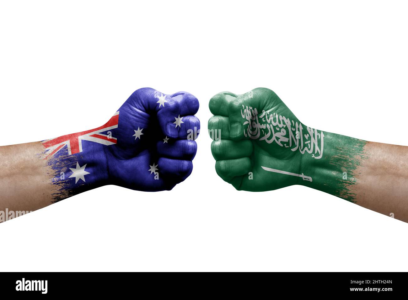 Deux mains poinçonner l'une à l'autre sur fond blanc. Les drapeaux de pays ont peint des poings, le concept de crise de conflit entre l'australie et l'arabie saoudite Banque D'Images