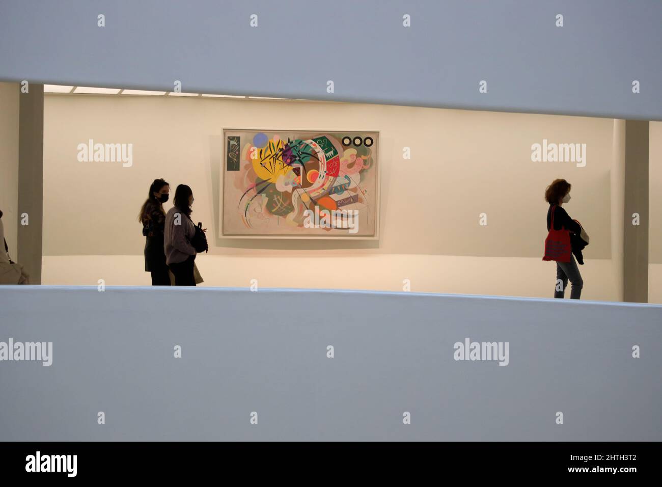 Vue intérieure du musée Guggenheim de New York avec la courbe dominante de Vasily Kandinsky sur le mur de la galerie.Musée Guggenheim de New York.New York City.USA Banque D'Images Vue intérieure du musée Guggenheim de New York avec la courbe dominante de Vasily Kandinsky sur le mur de la galerie.Musée Guggenheim de New York.New York City.USA Banque D'Images