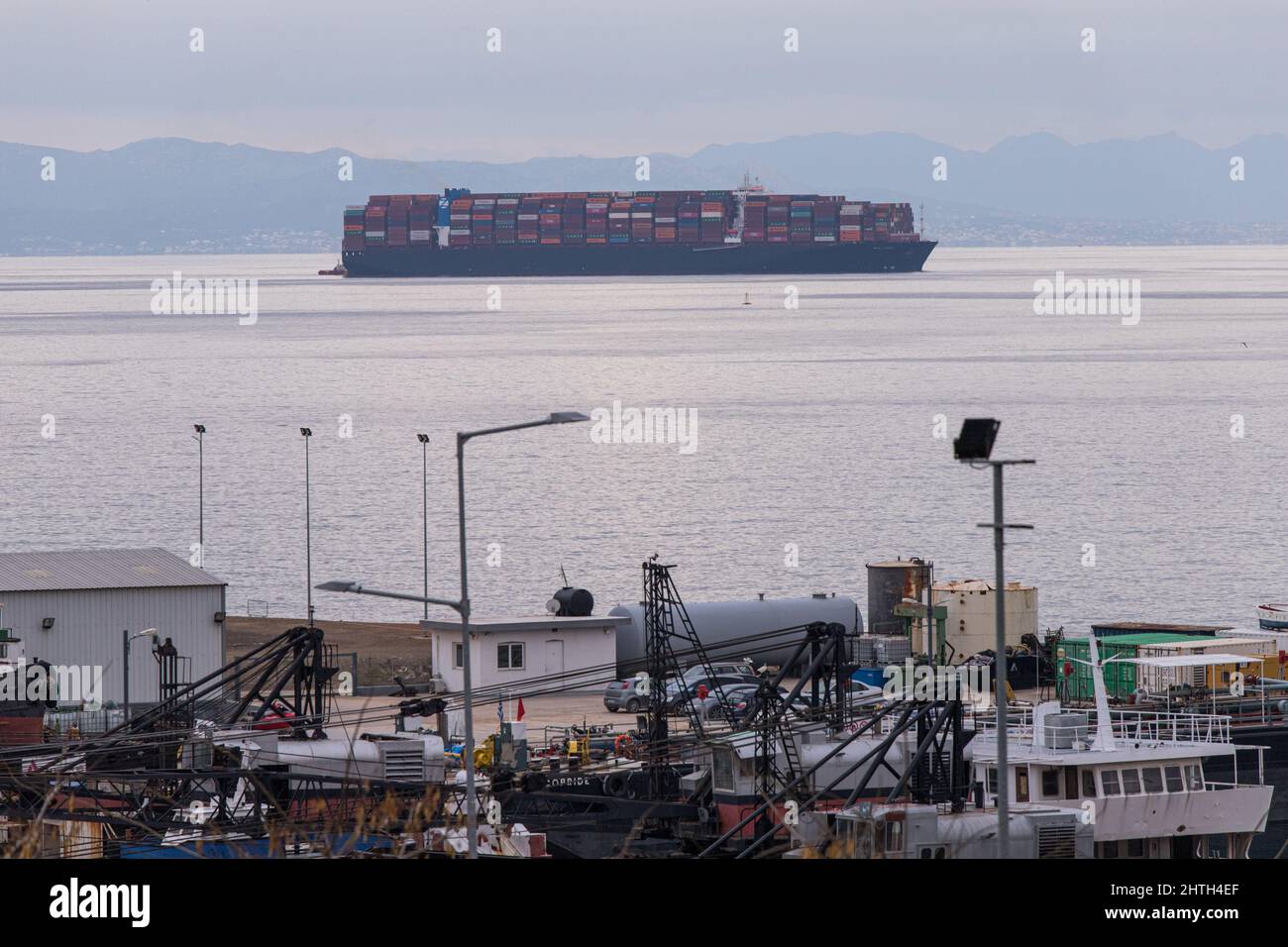 Pirée, Grèce. 22nd décembre 2021. NAVIRE-conteneur COSCO vu au port du Pirée en Grèce. (Photo par Konstantinos Zilos/SOPA Images/Sipa USA) crédit: SIPA USA/Alay Live News Banque D'Images