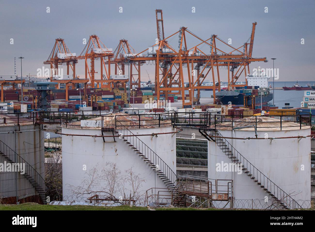 Pirée, Grèce. 22nd décembre 2021. Vue sur le port du Pirée en Grèce. (Credit image: © Konstantinos Zilos/SOPA Images via ZUMA Press Wire) Banque D'Images