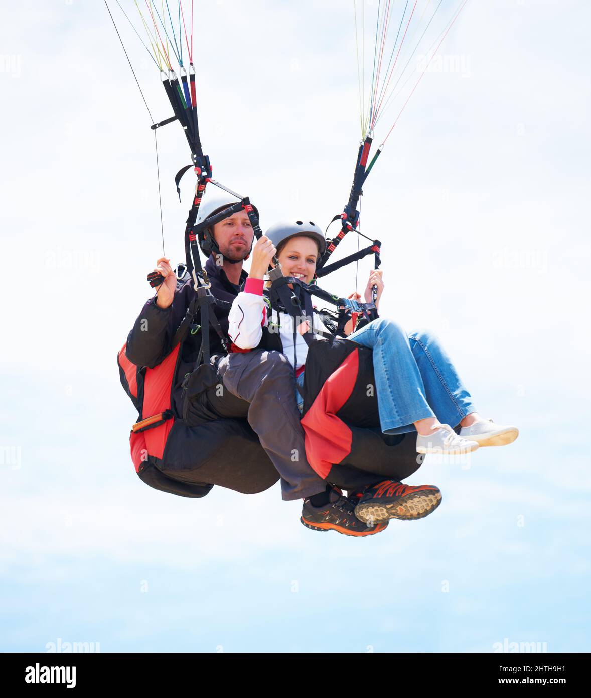 C'est ce à quoi les oiseaux doivent se sentir. Portrait de deux personnes faisant du parapente en tandem en plein air. Banque D'Images