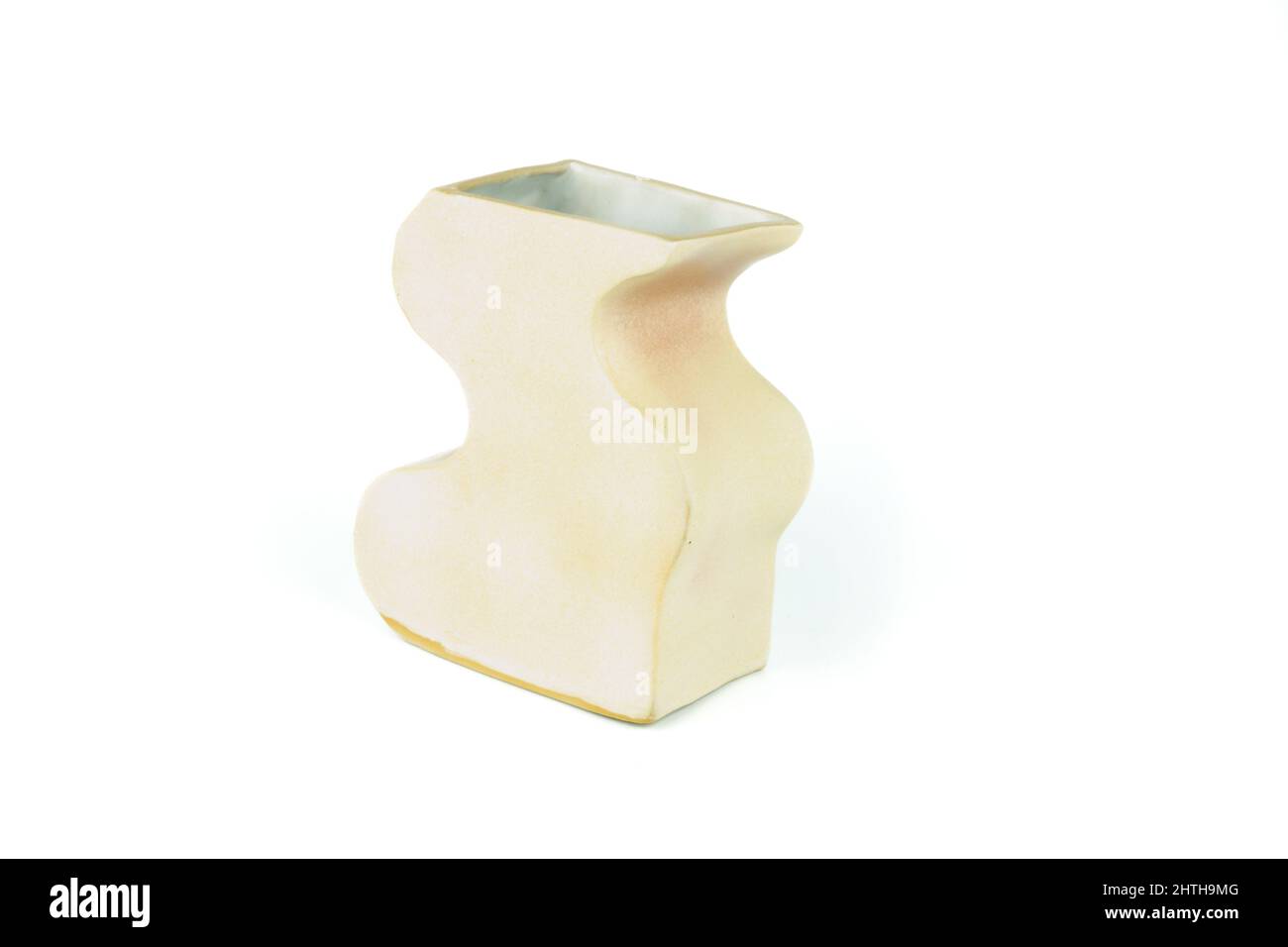 Vase en céramique vide, isolé sur fond blanc, vue latérale. Banque D'Images