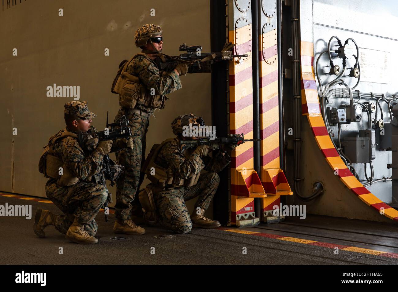 Les Marines des États-Unis avec Golf Co., 2D Bataillon, 5th Marine Regiment (2/5), 1st Marine Division, exécutent des exercices de marche-arrêt à bord de l'USS Tripoli (LHA-7), 22 février 2022. Les Marines de 2/5 ont participé à un exercice de renforcement de l'ambassade organisé par le Groupe de formation des opérations expéditionnaires afin de s'assurer que les Marines qui se préparent à se déployer sont prêtes pour des situations de combat complexes. (É.-U. Photo du corps marin par Cpl. Benjamin Aulick) Banque D'Images