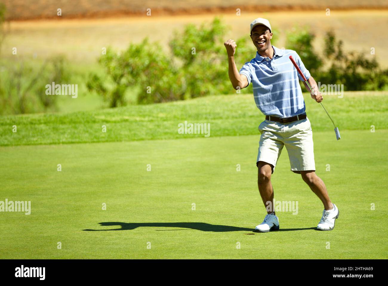 Quel aigle. Photo en longueur d'un golfeur célébrant une photo exceptionnelle. Banque D'Images