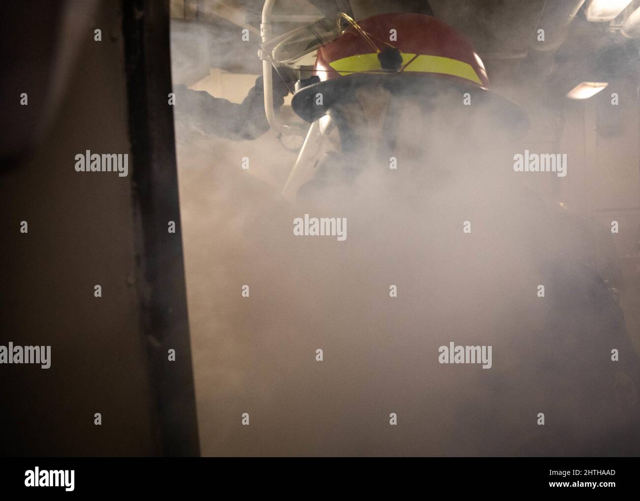 OCÉAN ATLANTIQUE (fév 19, 2022) Dat Controlman 3rd classe Christian Bretz entre dans la buanderie du navire lors d’un exercice d’incendie à bord du destroyer à missiles guidés USS Donald Cook (DDG 75), février 19. Donald Cook est déployé sur le théâtre d'opérations européen et participe à une série d'activités maritimes à l'appui de la flotte américaine 6th et des alliés de l'OTAN. (É.-U. Photo de la marine par le Matelot de 1re classe Nicholas M. Skyles, spécialiste des communications de masse) Banque D'Images