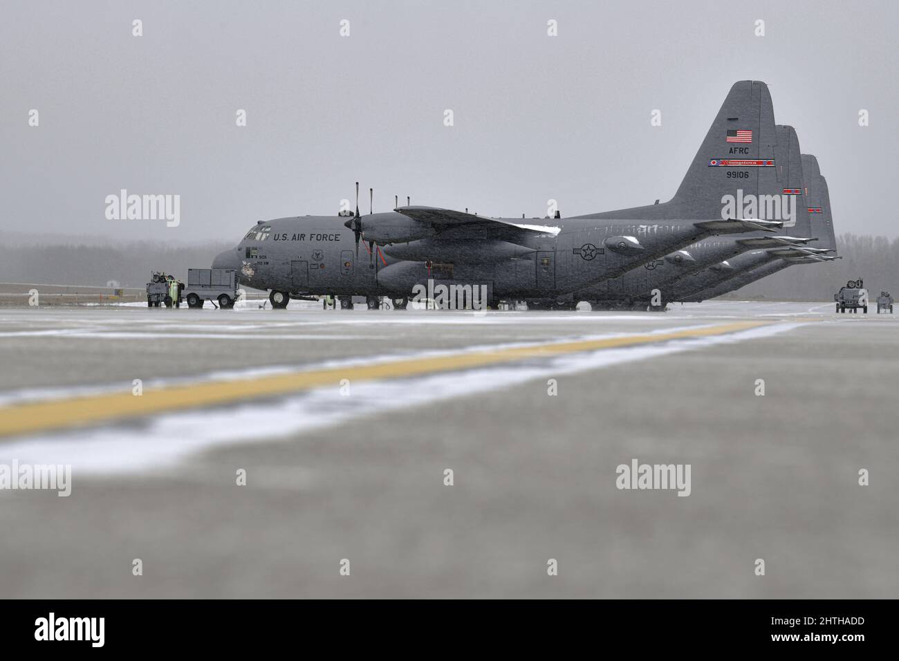 Un avion Hercules C-130H affecté à l'escadron de transport aérien 757th reste prêt à voler le 7 janvier 2022 sur la ligne aérienne à la station de la Réserve aérienne de Youngstown. Au cours de l'assemblage de formation de l'unité de janvier, les membres de l'équipage dont les 757th ONT effectué les exigences de vol obligatoires pour s'assurer que chaque Airman est prêt au combat. (É.-U. Photo de la Force aérienne/Sgt. Christina Russo) Banque D'Images