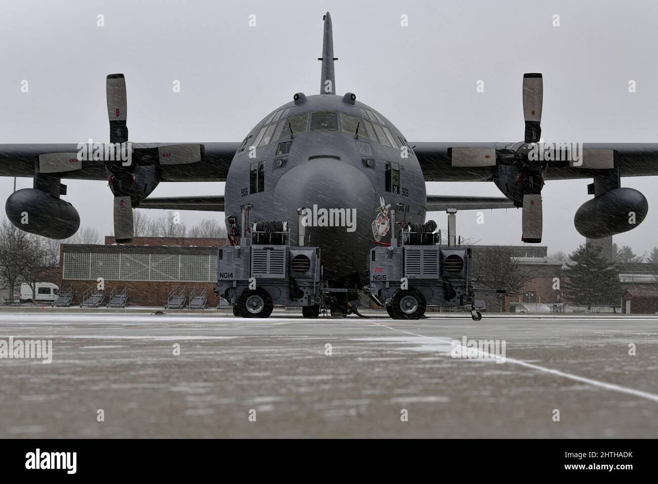 Un avion Hercules C-130H affecté à l'escadron de transport aérien 757th reste prêt à voler le 7 janvier 2022 sur la ligne aérienne à la station de la Réserve aérienne de Youngstown. Au cours de l'assemblage de formation de l'unité de janvier, les membres de l'équipage dont les 757th ONT effectué les exigences de vol obligatoires pour s'assurer que chaque Airman est prêt au combat. (É.-U. Photo de la Force aérienne/Sgt. Christina Russo) Banque D'Images