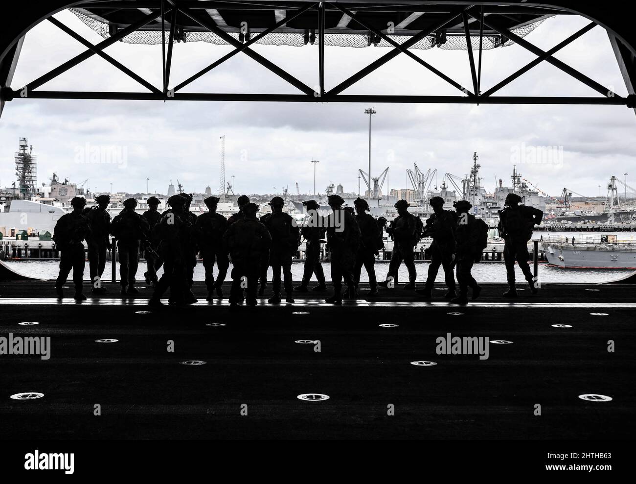 Les Marines des États-Unis avec Golf Co., 2D Bataillon, 5th Marine Regiment (2/5), 1st Marine Division, se préparent à exécuter des exercices sur-le-terrain à bord de l'USS Tripoli (LHA-7), 22 février 2022. Les Marines de 2/5 ont participé à un exercice de renforcement de l'ambassade organisé par le Groupe de formation des opérations expéditionnaires afin de s'assurer que les Marines qui se préparent à se déployer sont prêtes pour des situations de combat complexes. (É.-U. Photo du corps marin par Cpl. Benjamin Aulick) Banque D'Images