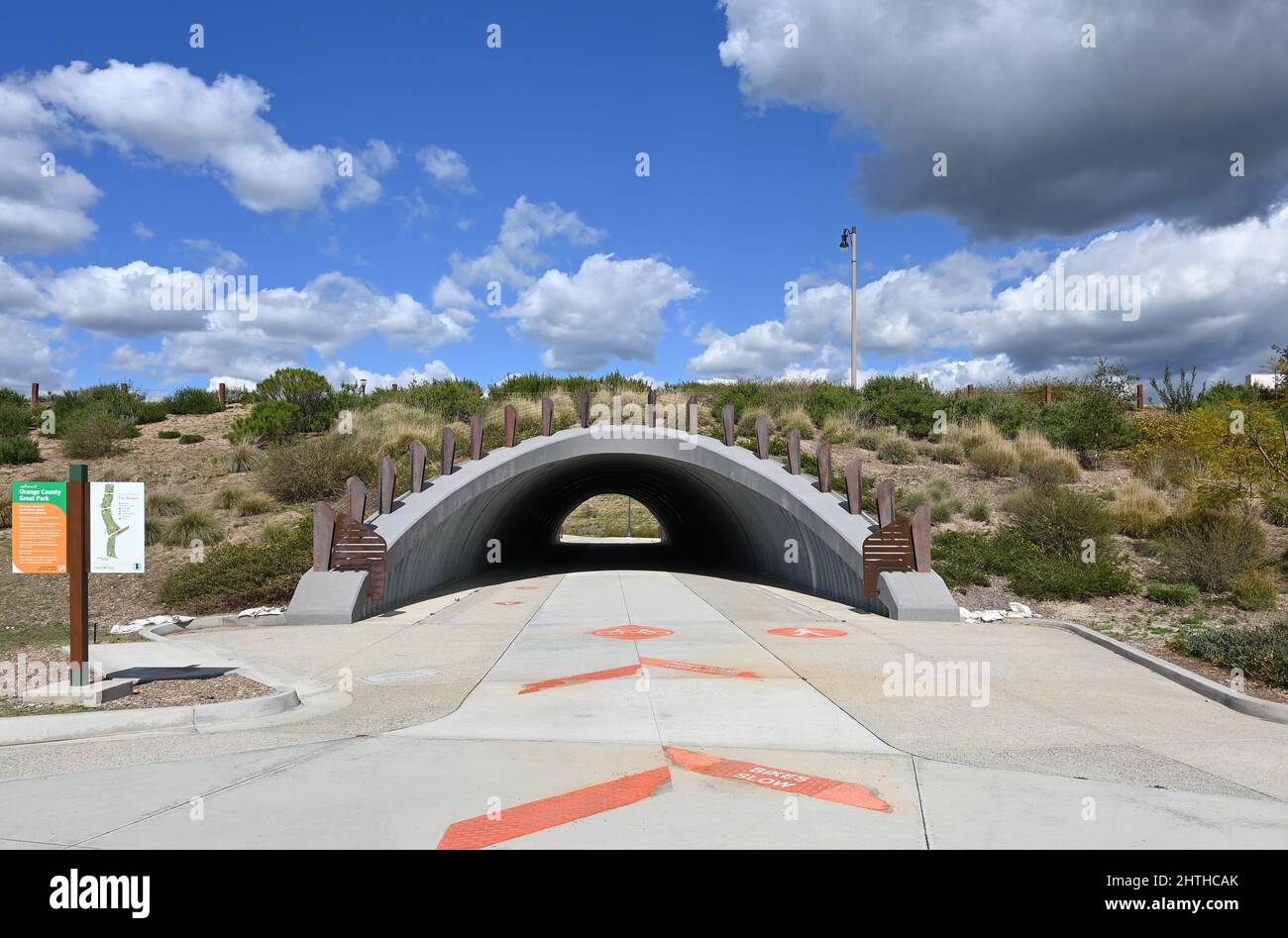 IRVINE, CALIFORNIE - 23 FÉVRIER 2022 : passage souterrain du tunnel dans la région de Bosque, dans le grand parc du comté d'Orange. Banque D'Images