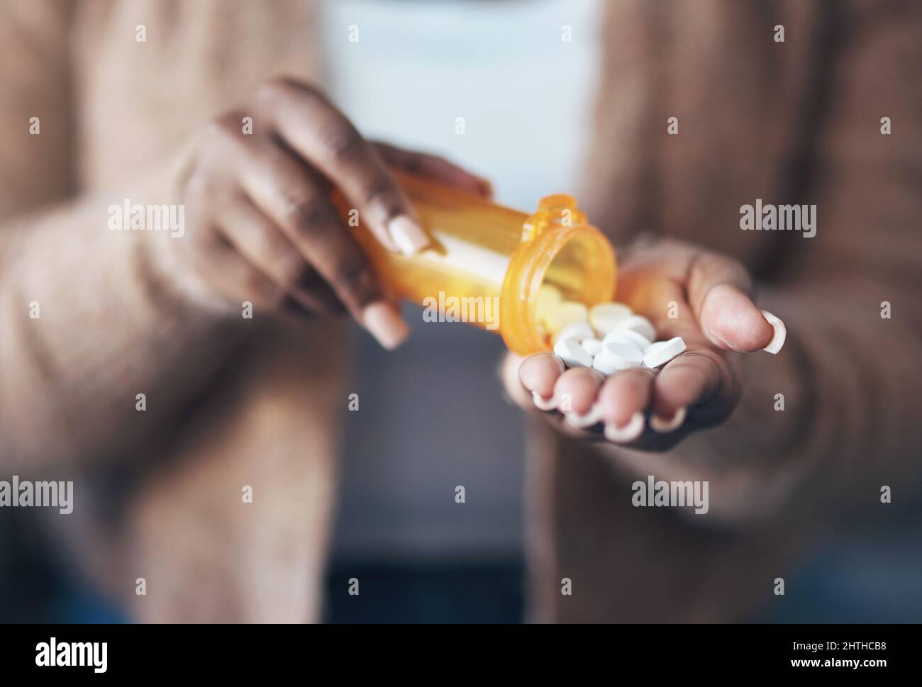 Je ne peux pas gérer le stress aujourd'hui. Plan court d'une femme inreconnaissable assise seule et prenant des pilules d'une bouteille de pilule dans son salon. Banque D'Images