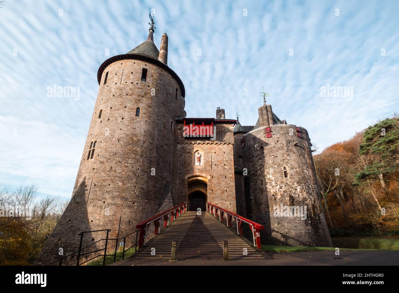 Belle vue extérieure du Castell Coch à Cardiff, pays de Galles, dans un ciel bleu ciel nuageux Banque D'Images