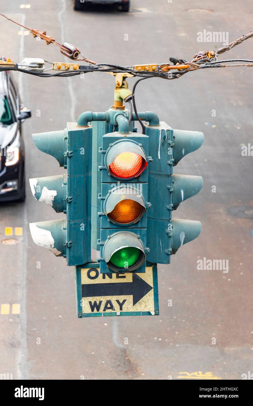 Feu de signalisation suspendu et panneau One Way au-dessus d'une rue Vancouver canada Banque D'Images