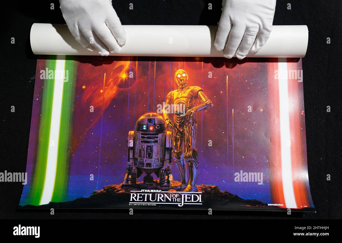Mark Hochman, consultant en posters de la boutique prop, déroule une affiche japonaise B2 - Yamakatsu 'Starfall' pour le film 1983 Star Wars: Return of the Jedi (est. £2 000 - £3 000) pendant un aperçu à leur maison de vente aux enchères à Rickmansworth, Hertfordshire. Date de la photo: Mercredi 16 février 2022. Banque D'Images