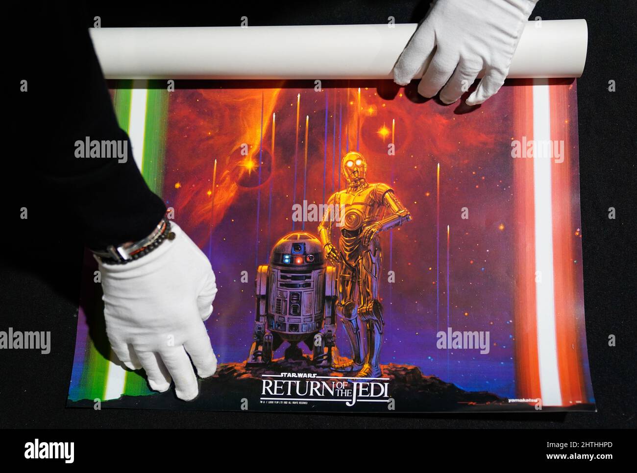 Mark Hochman, consultant en posters de la boutique prop, déroule une affiche japonaise B2 - Yamakatsu 'Starfall' pour le film 1983 Star Wars: Return of the Jedi (est. £2 000 - £3 000) pendant un aperçu à leur maison de vente aux enchères à Rickmansworth, Hertfordshire. Date de la photo: Mercredi 16 février 2022. Banque D'Images