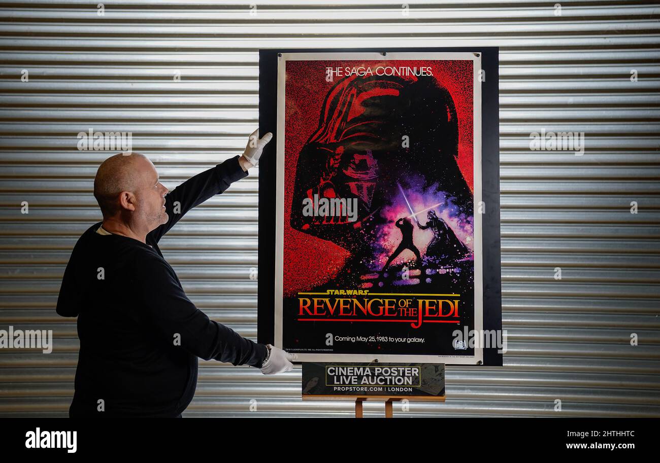 Mark Hochman, consultant en posters de la boutique de soutien, ajuste une feuille US (teaser datée) pour Star Wars: Revenge of the Jedi (est. £800 - £1 200) pendant un aperçu à leur maison de vente aux enchères à Rickmansworth, Hertfordshire. Date de la photo: Mercredi 16 février 2022. Banque D'Images