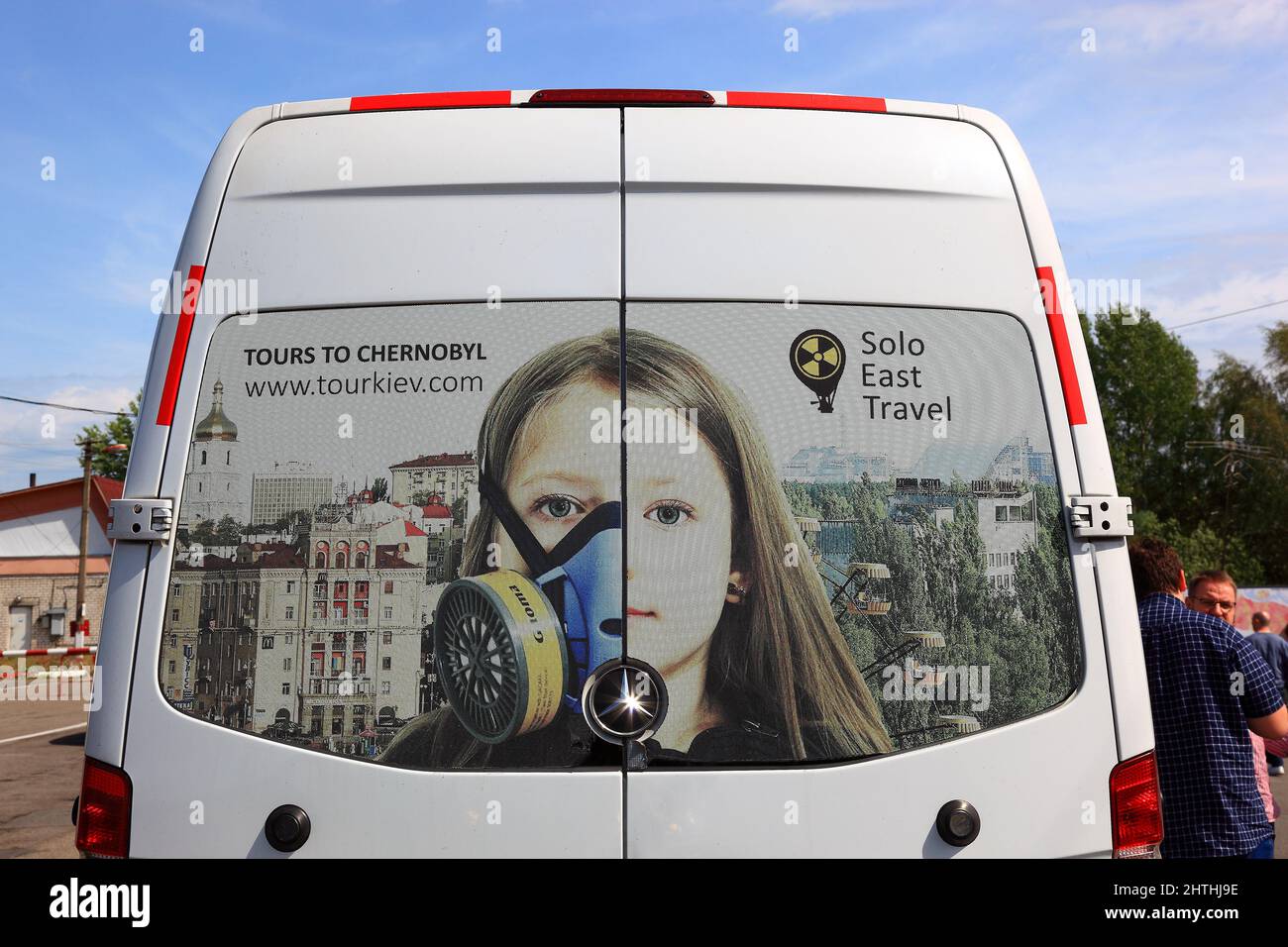 Ukraine, Kind mit Schutz Gasmaske auf dem Reisebus, Einfahrt zur verstrahlten Sperrzone von TscherTchernobyl und Pripjat, Am Kontrollpunkt Banque D'Images
