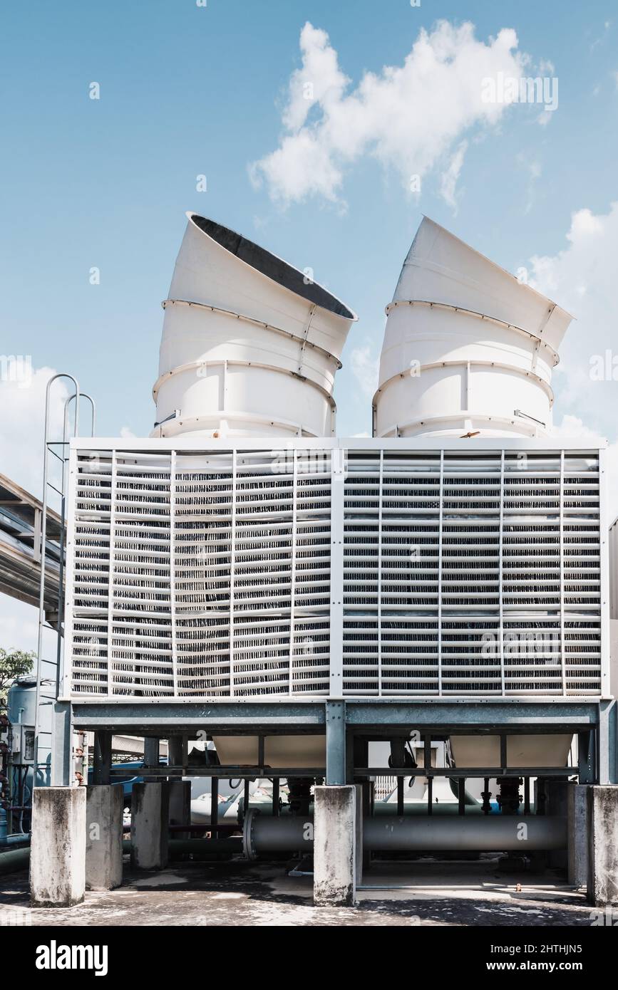 Canalisations de refroidissSystem of Manufacturing Factory, Chiller machines à refroidissement matériel de tour et de pipeline de l'industrie de fabrication. Systèmes de refroidissement HVAC et D Banque D'Images