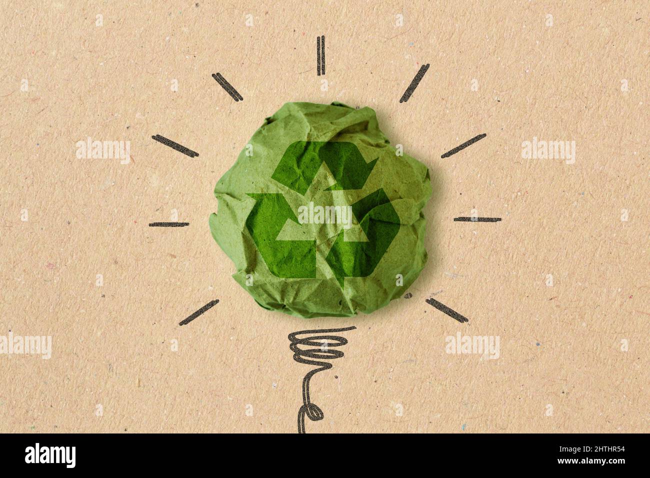 Dessin d'ampoule avec panneau de recyclage sur papier recyclé froissé - concept d'écologie et de recyclage Banque D'Images