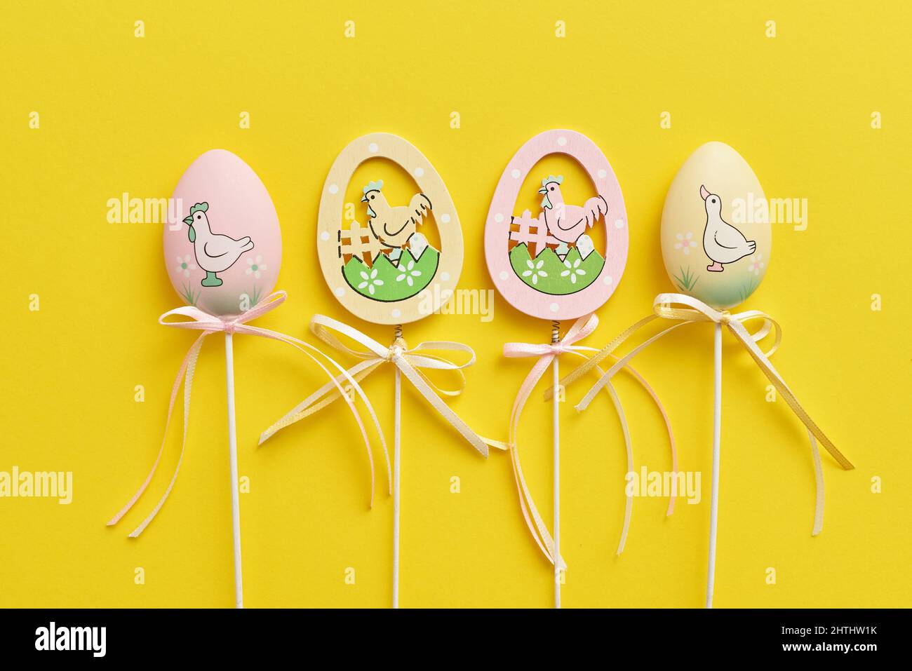 Décor de Pâques sous forme d'œufs sur fond jaune Banque D'Images