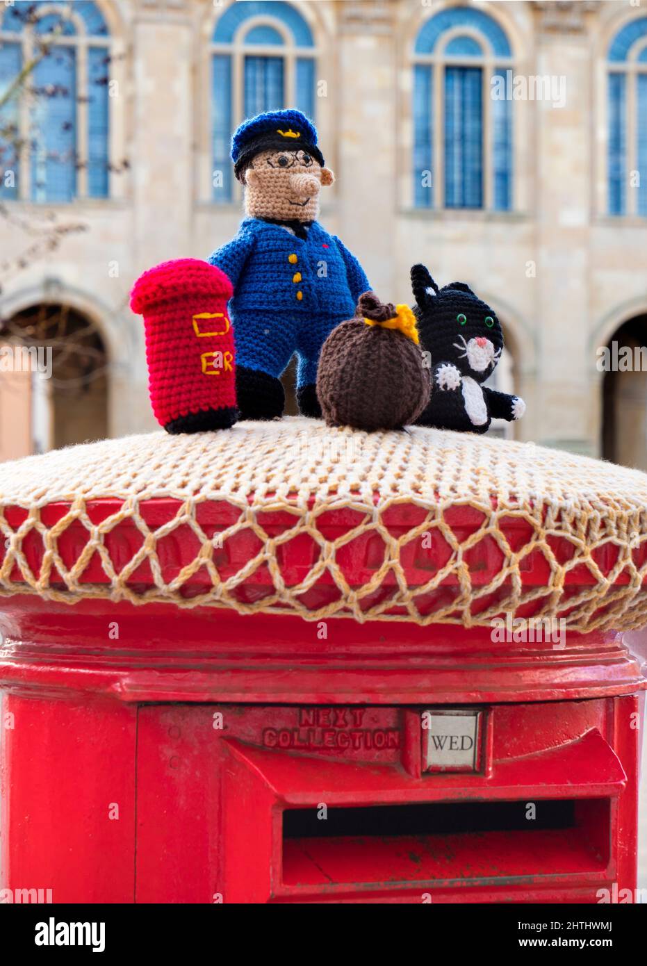 Kawaii - couverture en tricot chintzy à une boîte postale traditionnelle à Abingdon, Angleterre 4 Banque D'Images