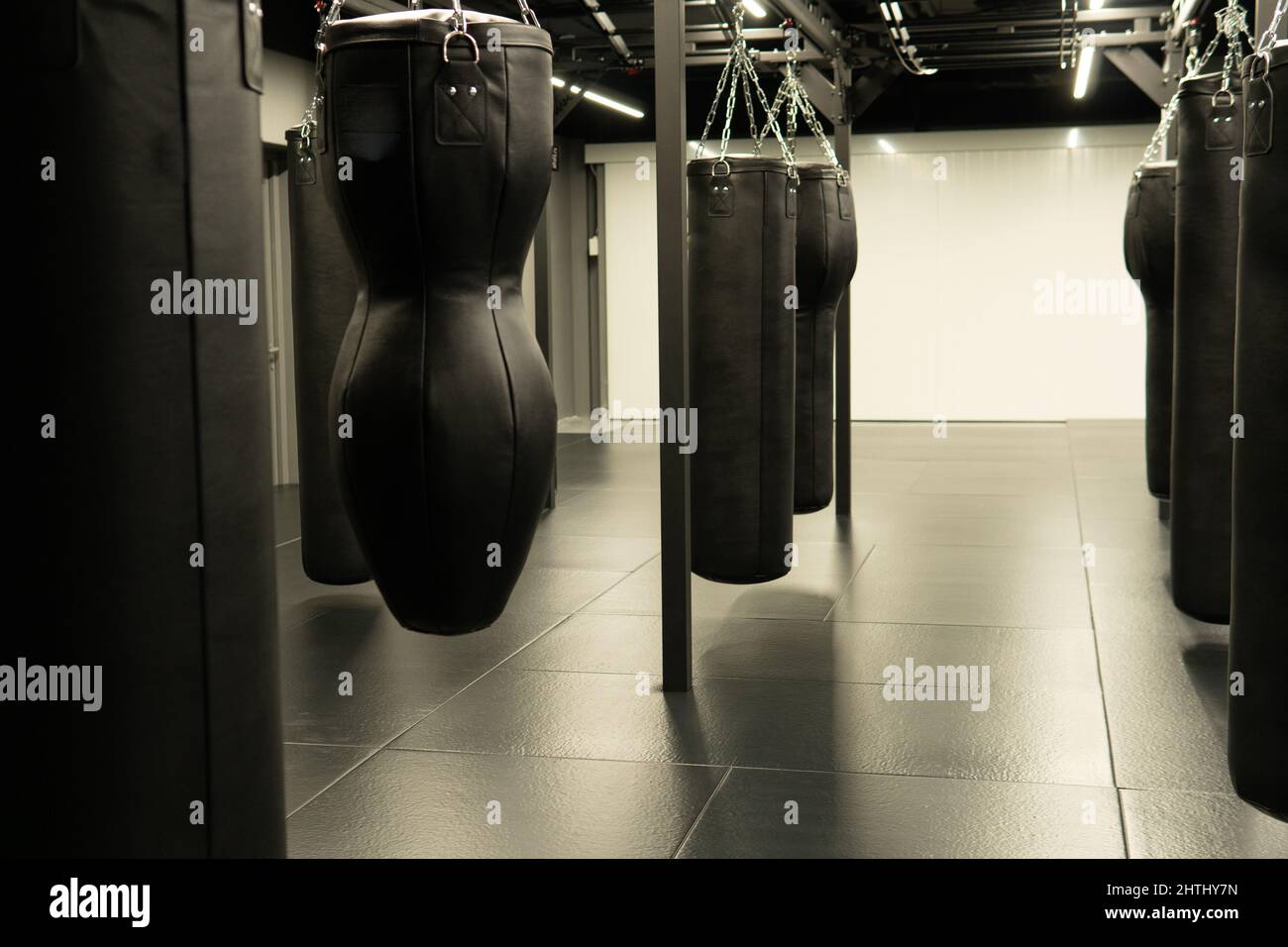 exercice d'entraînement de boxe de poinçonnage de sac, pour la forme physique de puissance de combat pour les sacs impact, club de kickboxing. Anneau santé cercle, art Banque D'Images
