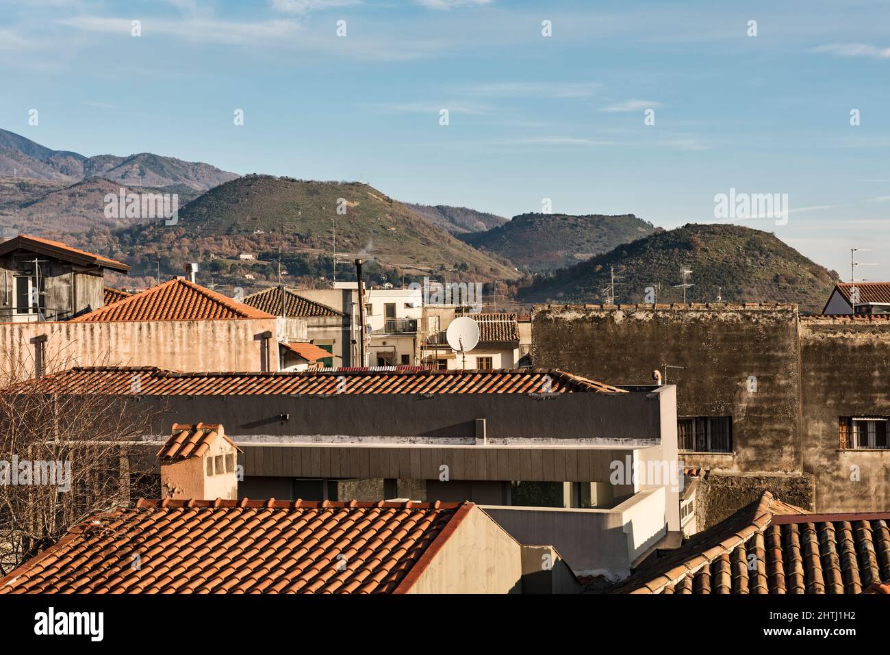 D'énormes cônes volcaniques anciens dominent la petite ville de Trecastagni sur la pente sud de l'Etna (Sicile, Italie) Banque D'Images