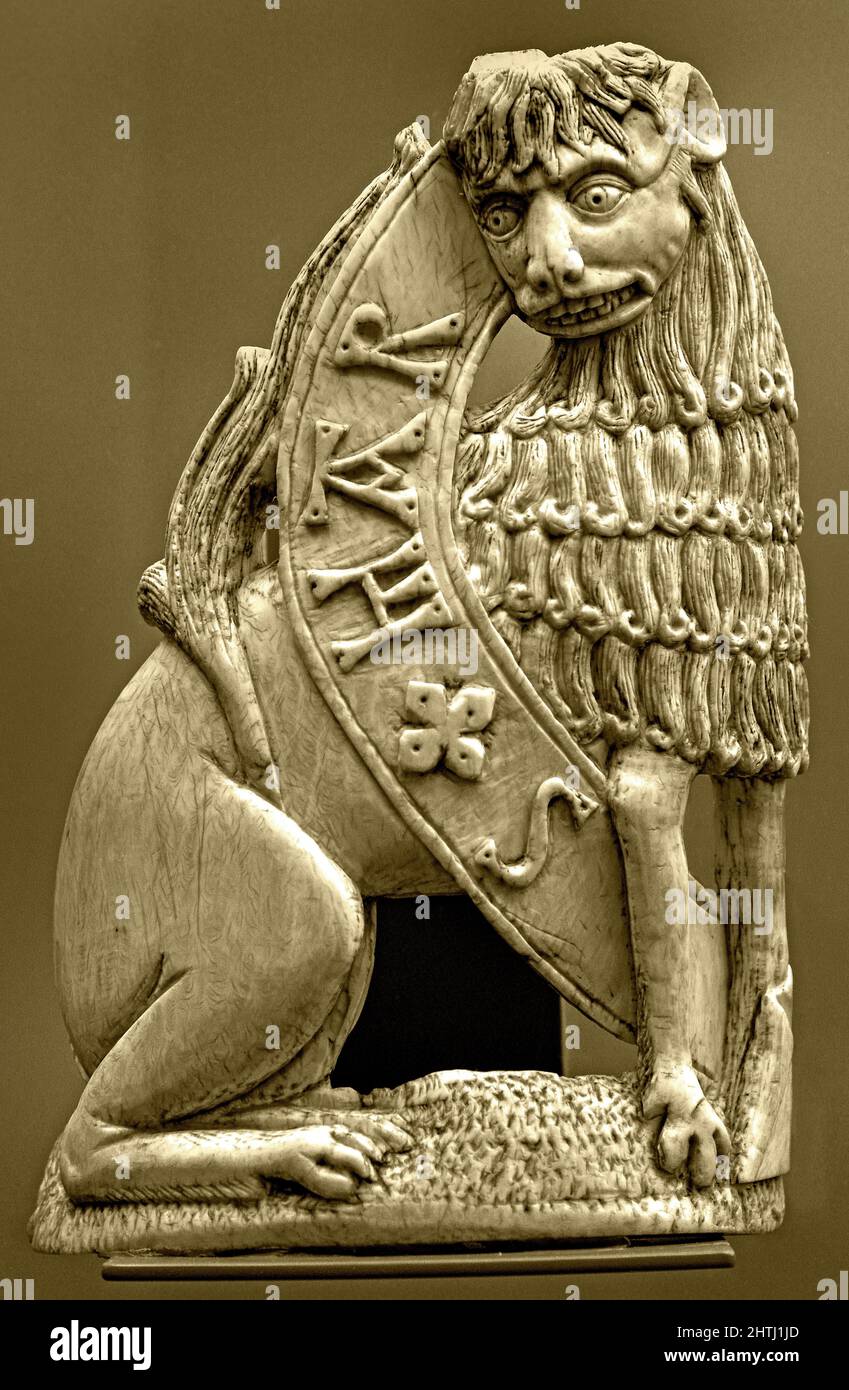 Chef d'un Crozier avec Agnus Dei, lion d'Ivoire Palazzo Madama, Casaforte degli Acaja, palais à Turin, Italie, italien, ( Agnus Dei se réfère généralement à une prière liturgique en l'honneur de l'Agneau de Dieu, telle qu'utilisée dans la théologie chrétienne. Elle fait également référence à la musique liturgique qui accompagne cette prière dans le cadre d'une messe. ) Banque D'Images