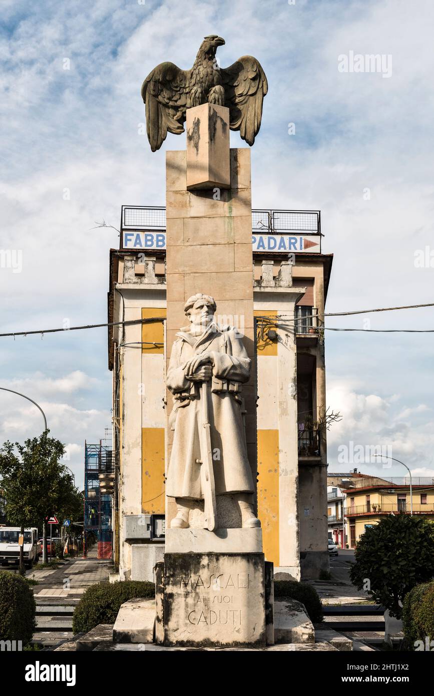 Le mémorial de guerre de l'ère fasciste à Mascali, en Sicile, en Italie. La ville a été détruite lors de l'éruption de 1928 et reconstruite par Mussolini dans le style moderniste Banque D'Images