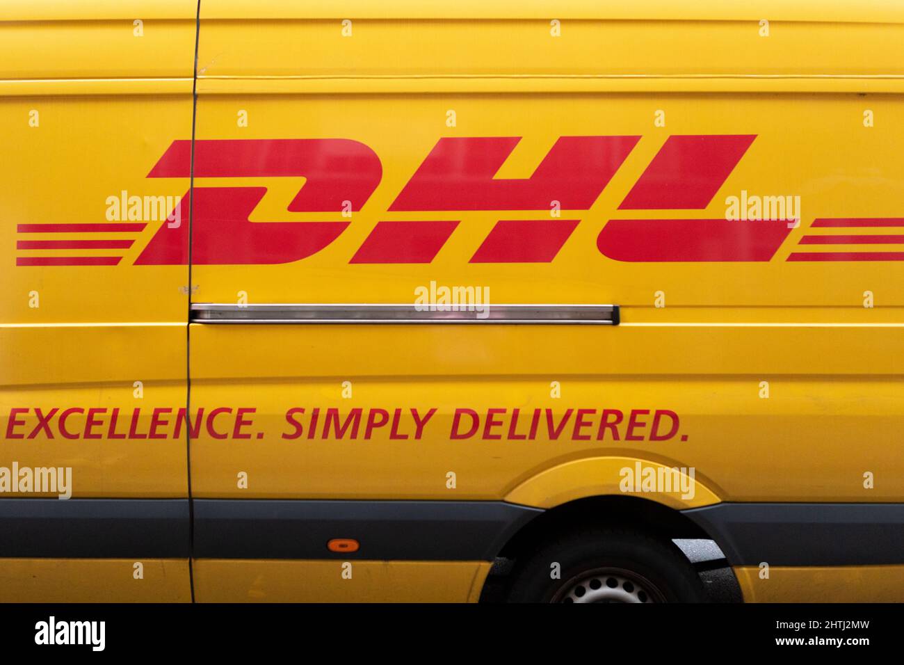 Logo DHL visible sur une fourgonnette DHL. Banque D'Images