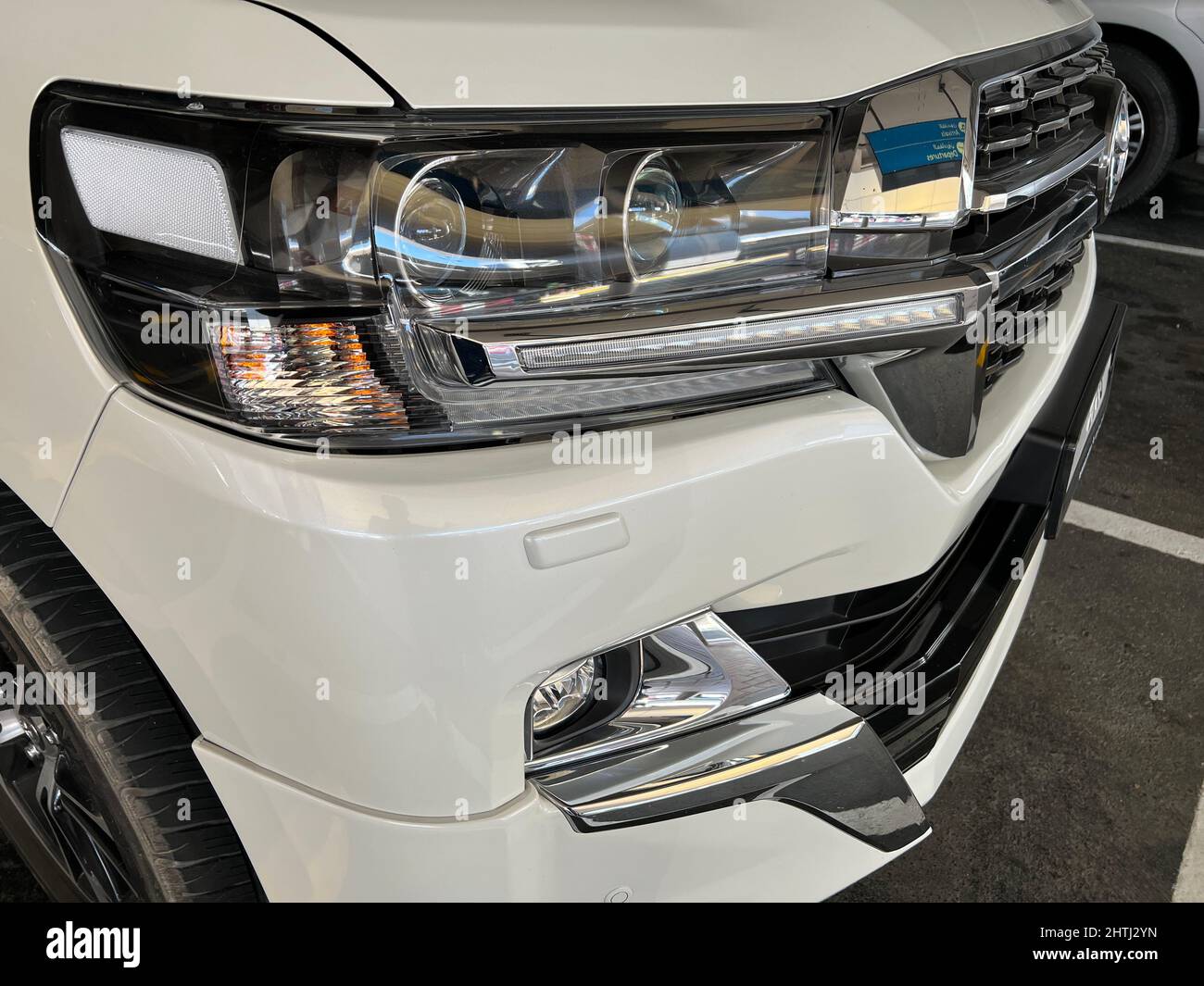 Émirats arabes Unis, Dubaï - 02 décembre 2021 : Toyota Land Cruiser série 200 Restyling 2 Excalibur vue avant, vue de trois quarts, phare éteint Banque D'Images