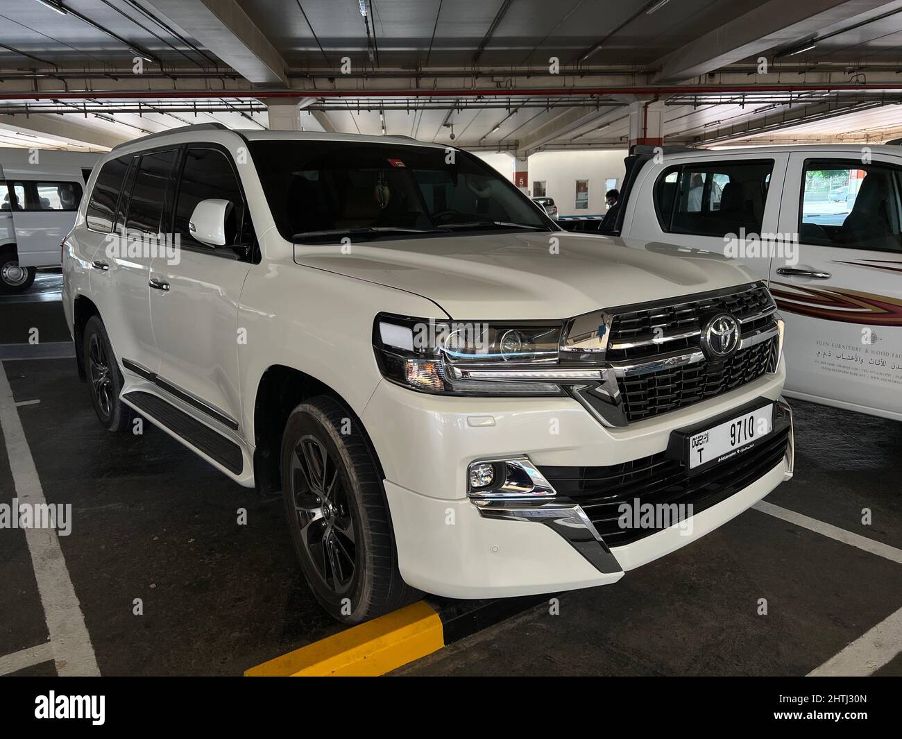 Émirats arabes Unis, Dubaï - 02 décembre 2021 : Toyota Land Cruiser série 200 Restyling 2 Excalibur vue avant, vue de trois quarts, phare éteint Banque D'Images