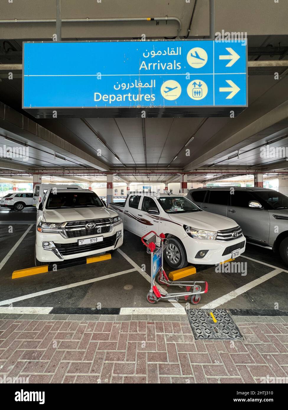 Émirats arabes Unis, Dubaï - 02 décembre 2021 : Toyota Land Cruiser série 200 Restyling 2 Excalibur vue avant, vue de trois quarts, phare éteint Banque D'Images