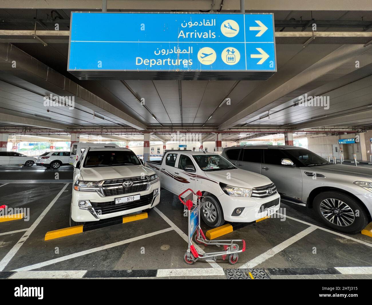 Émirats arabes Unis, Dubaï - 02 décembre 2021 : Toyota Land Cruiser série 200 Restyling 2 Excalibur vue avant, vue de trois quarts, phare éteint Banque D'Images