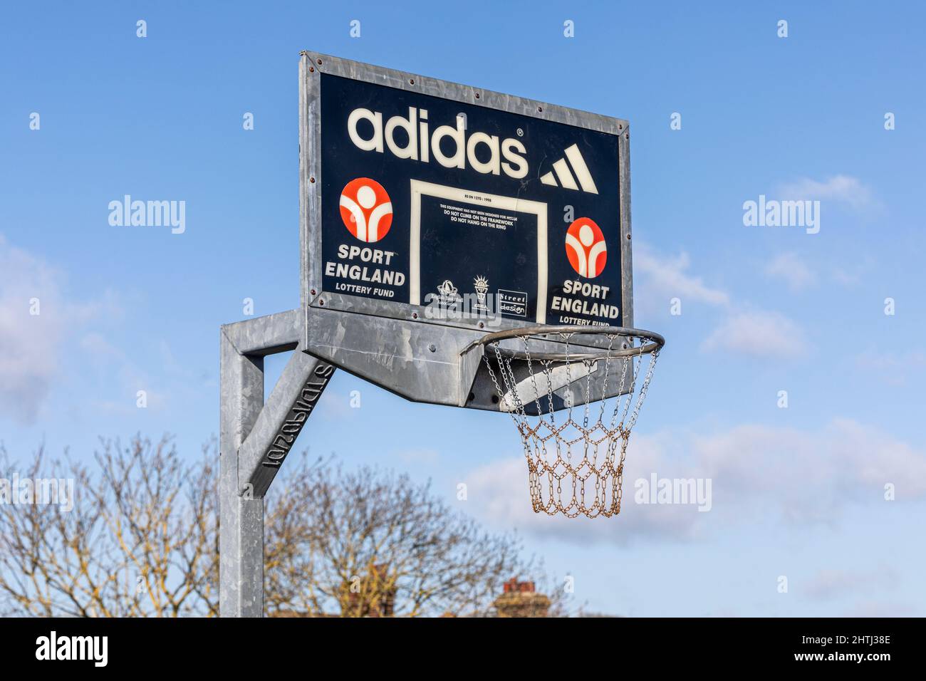 Un métal Adidas, sport basket-ball de l'Angleterre Banque D'Images