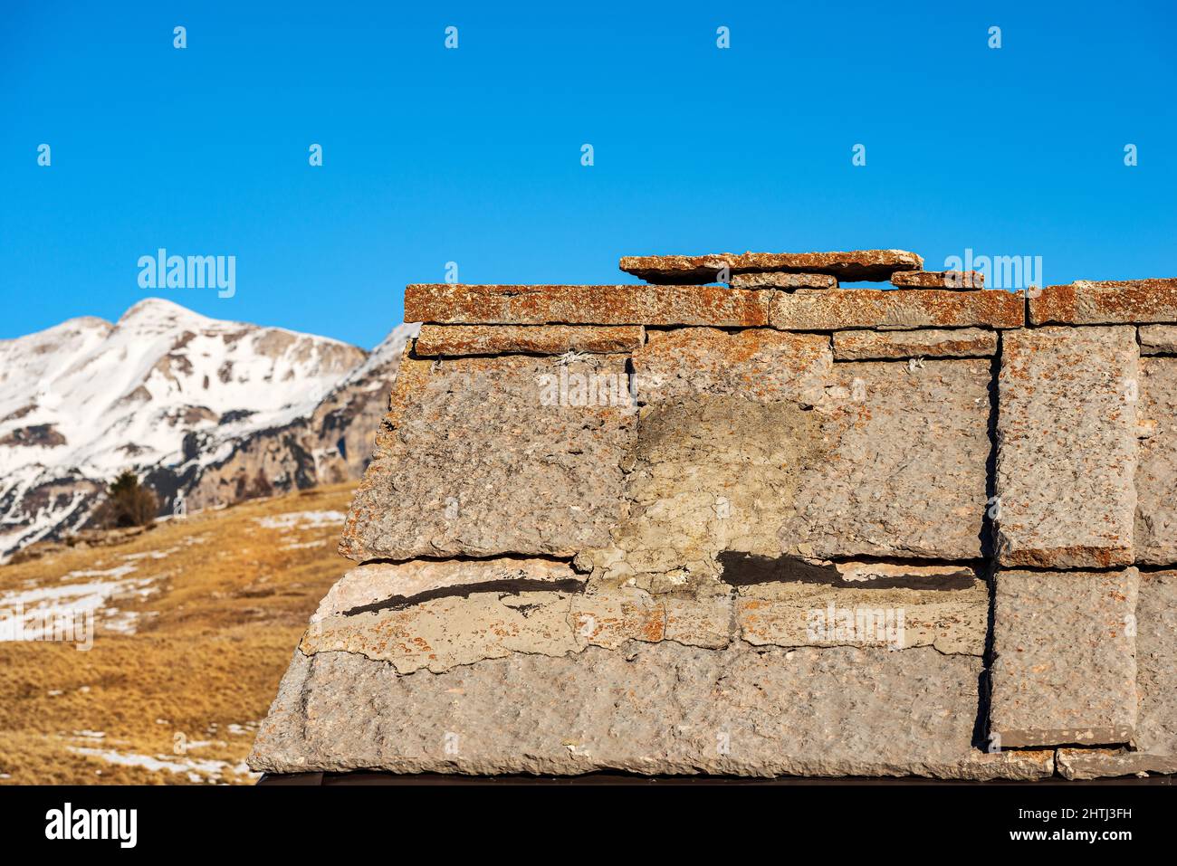 Toit en pierre d'une ancienne ferme sur le parc naturel régional du plateau de Lessinia, Monte Carega. Bosco Chiesanuova, province de Vérone, Vénétie, Italie, Europe. Banque D'Images