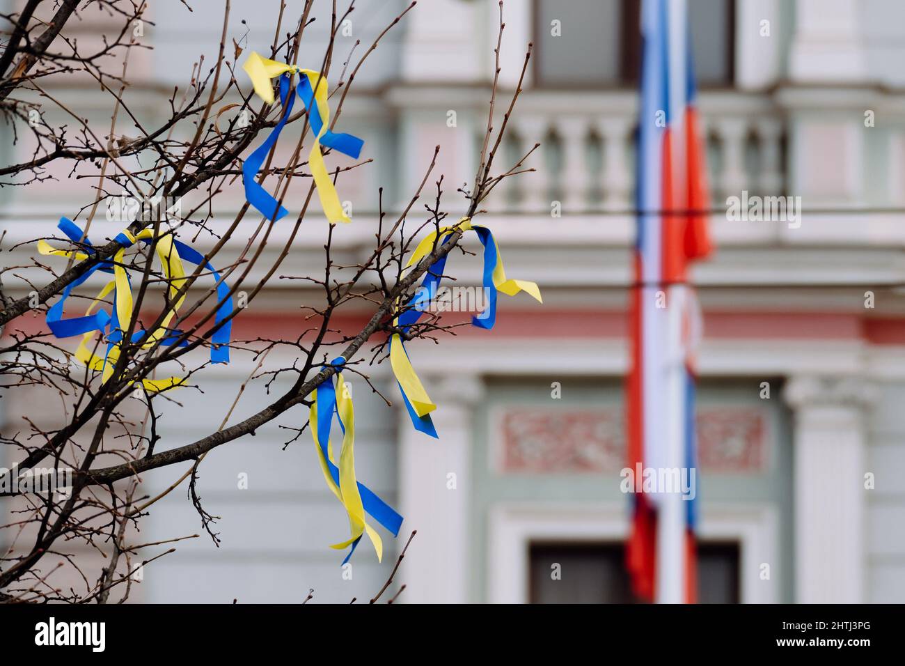 RIGA, LETTONIE, FÉVRIER 27. 2022 - les gens se rassemblent devant l'ambassade de Russie pour protester contre la guerre et soutenir l'Ukraine Banque D'Images