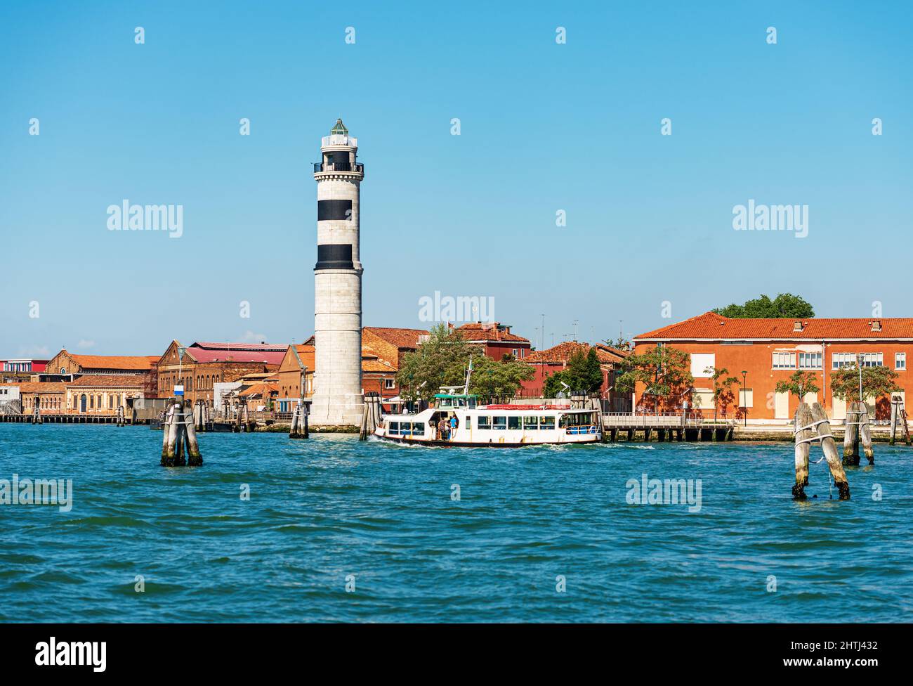 Phare de l'île de Murano, avec la gare de Vaporetto (ferry) appelée Murano Punta Faro, lagune de Venise, Venise, Vénétie, Italie, Europe. Banque D'Images